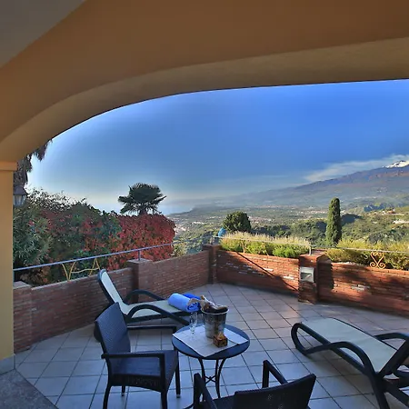 アンジェラ タオルミーナ