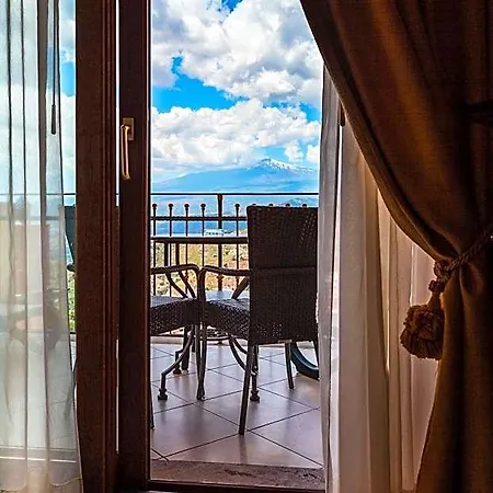 Angela Hotell Taormina